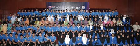 TNC (JIM), Prof. Dr. Ir. Renuganth Varatharajoo bersama pelajar tingkatan empat dari 42 Maktab Rendah Sains MARA