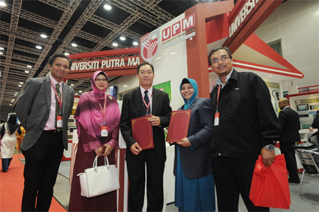From left: En. Ahmad Zakir Dato' Wira Jaafar (Chief Executive Officer (Commercial)), Assoc. Prof. Dr. Samsilah Roslan (Director of PSP), Prof. Dato' Ir. Dr. Mohd Saleh Jaafar (VC(RI)), Hajah Rahana Mat Ghani and Prof. Dr. Azni Idris (UPM Researcher)