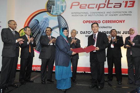Prof. Dato' Ir. Dr. Mohd Saleh Jaafar dan Hajah Rahana Mat Ghani, pengarah urusan Pakar Go Green Sdn. Bhd. semasa majlis pertukaran MoA