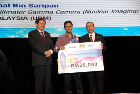 Dr. Iqbal bersama YB Datuk Dr. Ewon Ebin, Menteri Sains, Teknologi dan Inovasi (kiri) dan YBhg. Dato' Dr. Rosli Mohamed, Ketua setiausaha MOSTI (kanan) semasa penyampaian anugerah.