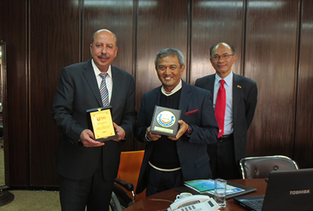 Pertukaran cenderamata antara Presiden JUST, Prof. Abdallah I. Husein Malkawi dengan Prof. Datoâ€™ Mohd Fauzi Ramlan dan disaksikan oleh Prof. Datuk Dr. Mad Nasir Shamsudin, Timbalan Naib Canselor Akademik dan Antarabangsa