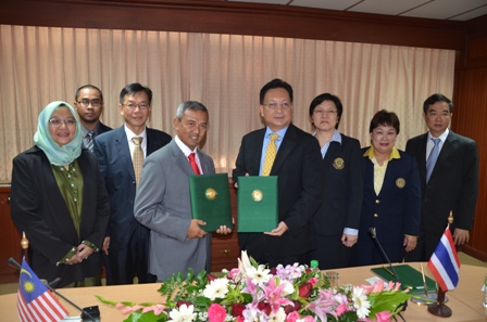 Naib Canselor UPM, Prof. Dato’ Dr. Mohd. Fauzi Ramlan dan Naib Presiden Kasetsart University, Professor Madya Dr.Bordin Rassameethes serta wakil kedua-dua universiti semasa sesi pertukaran dokumen perjanjian.
