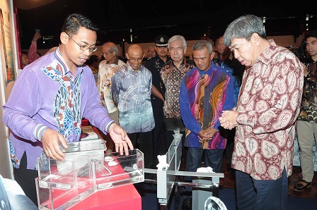 Dr Hafandi (kiri) memberi penerangan kepada Sultan Selangor, Sultan Sharafuddin Idris Shah mengenai kajiannya terhadap tikus dan mencit berkaitan Asid Lemak Omega-3 sambil diperhatikan Naib Canselor UPM, Prof. Dato’ Dr. Mohd Fauzi Ramlan (dua kanan) se