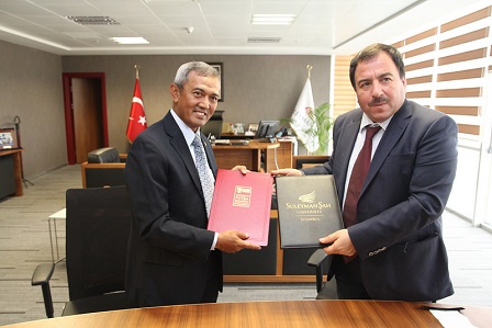 Memorandum perjanjian antara UPM dengan Suleyman Sah Universiti bagi program pascasiswazah dan kerjasama akademik dan penyelidikan dengan Rektor Suleyman Sah University, Prof. Dr. Huseyn Ekiz.