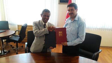 Menandatangani perjanjian kerjasama dan pertukaran cenderamata dengan Rektor Fatih University, Prof. Dr. Muhit Mert